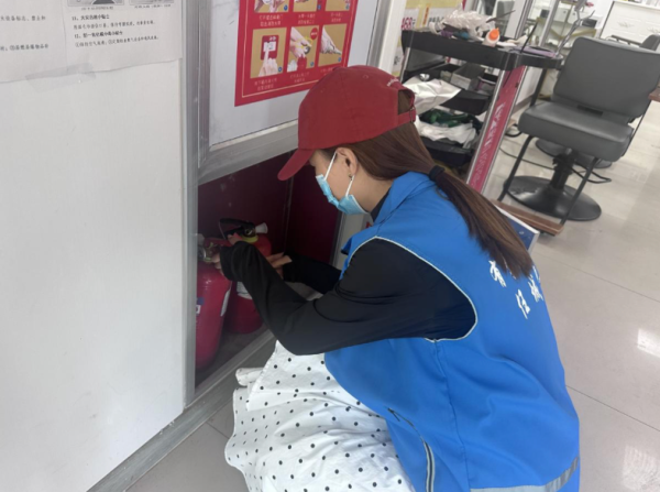 金御网 南苑街道南新街社区开展“商铺消防安全巡查”活动