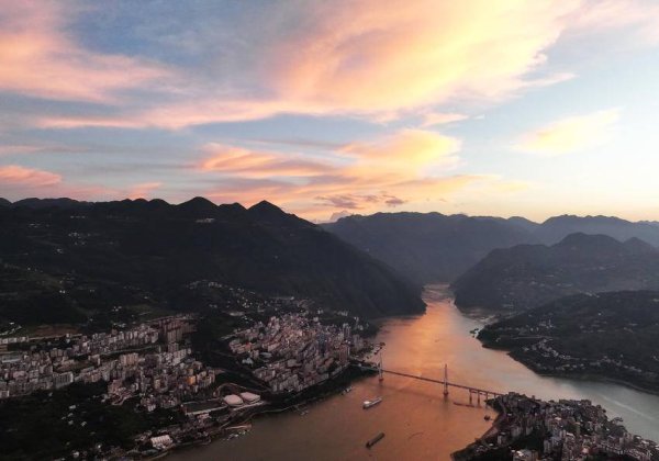 创牛配资 巴东：落日余晖映峡江 水墨丹青入仙境